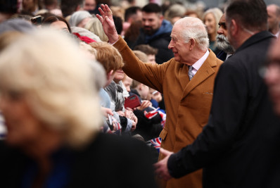 Rei Charles III adia visita ao papa Francisco no Vaticano por recomendação médica