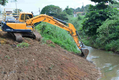Máquinas do Limpa Rio em ação