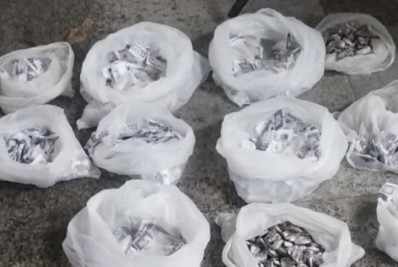 PM flagra suspeito com bolsa cheia de drogas em Mesquita
