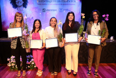 Vereadores de Caxias prestam homenagem às mulheres no Teatro Raul Cortez