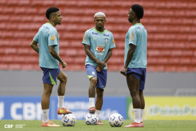 Atração da Seleção, Wesley recebeu conselho em estreia: 'Pensa que está no Flamengo'