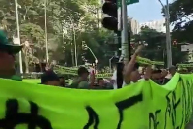 Torcedores de clube brasileiro fazem protesto fora do estado: 'SAF de mendigo'