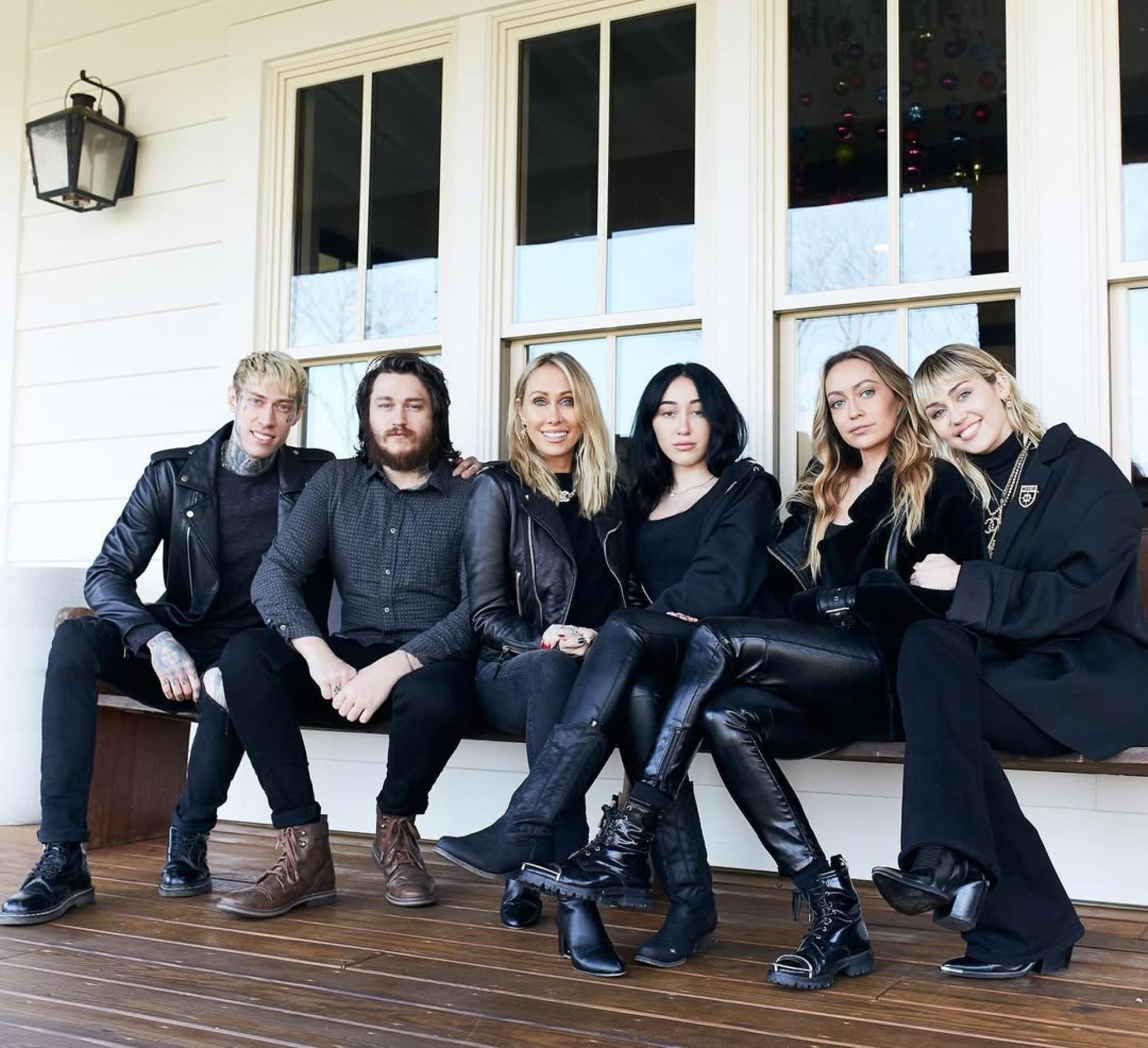 Miley Cyrus ao lado dos cinco irmãos - Reprodução / Instagram