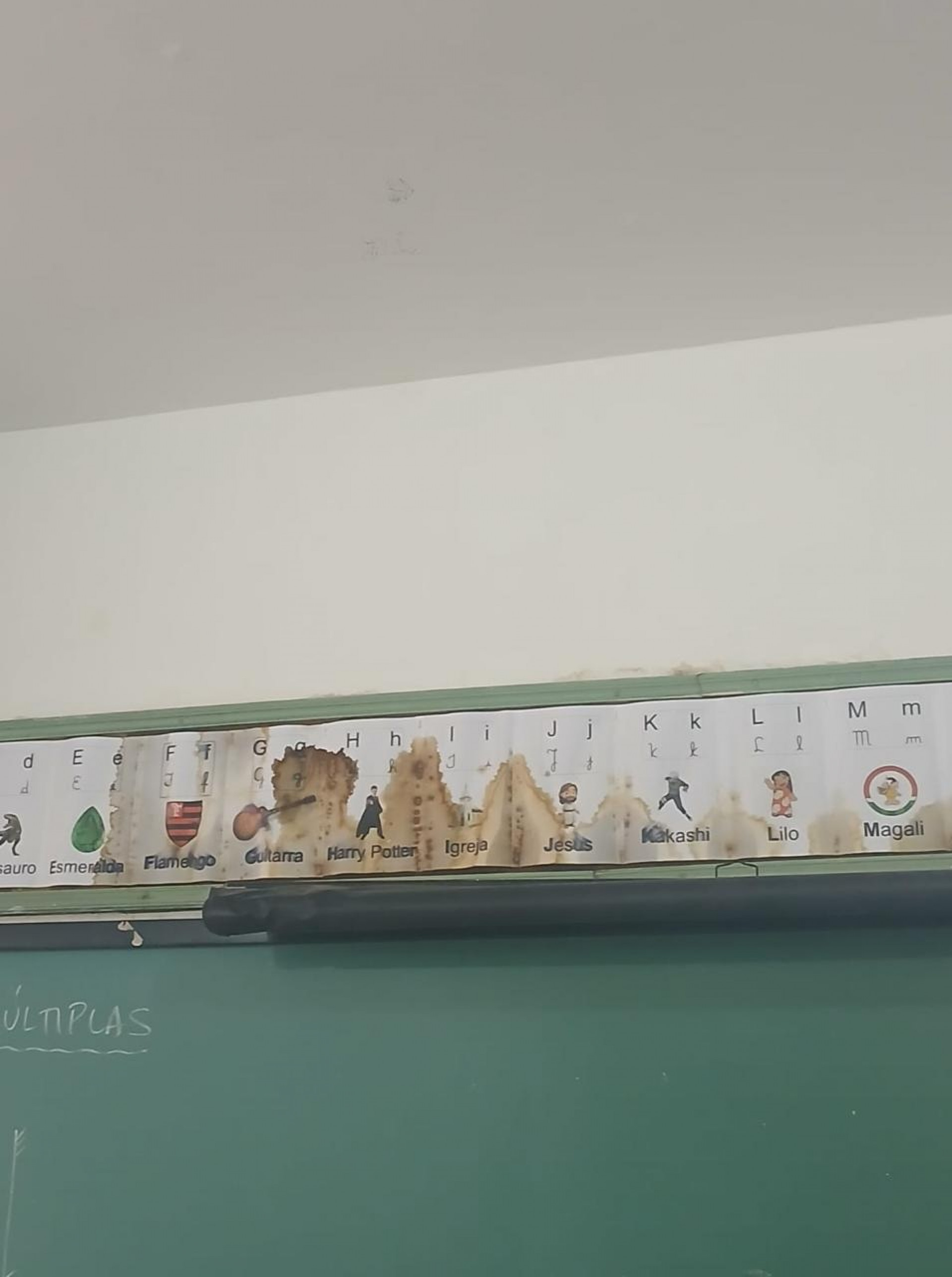 Painel para alfabetização com manches devido a infiltrações - Reprodução