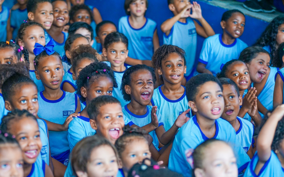 Cerca de 200 alunos assistiram a um espetáculo da Trupe Laranjitos, do Circo Cia Up Leon