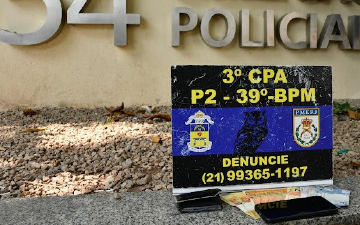 Dinheiro em espécie e celulares apreendidos com o miliciano Magrinho