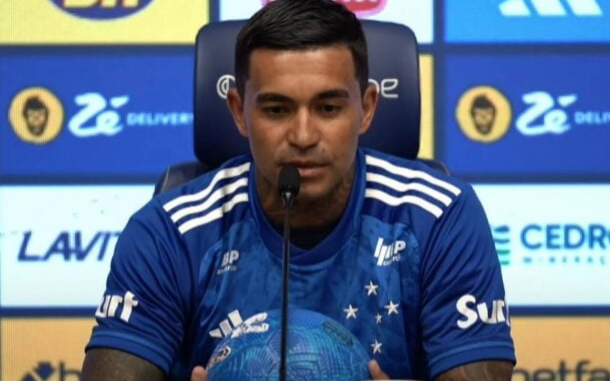 Dudu, do Cruzeiro, diz que grama sint&eacute;tica contribuiu para les&atilde;o durante passagem pelo Palmeiras