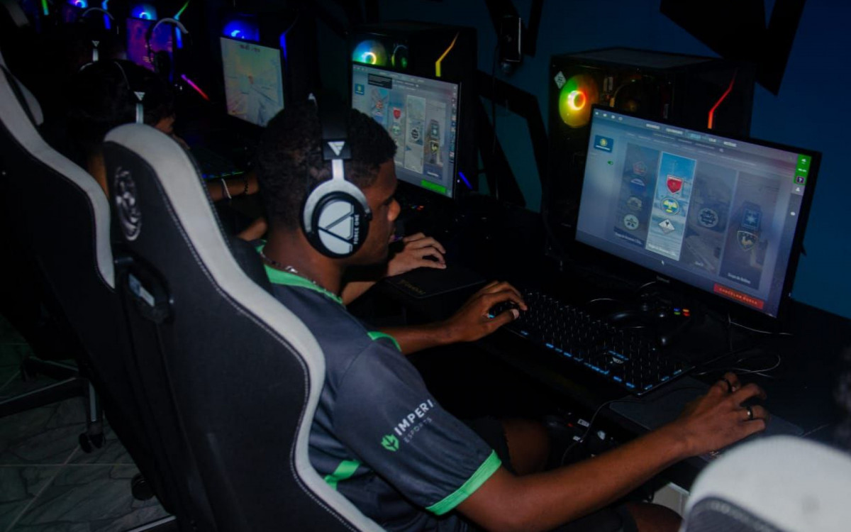 Cada aula tem 100 minutos de duração (50 minutos de curso e 50 minutos de inglês) e acontece duas vezes por semana