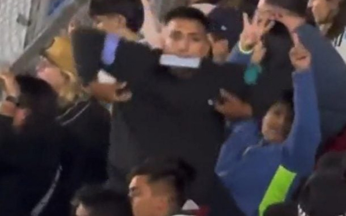 Torcedor da Argentina imita macaco em dire&ccedil;&atilde;o a brasileiros