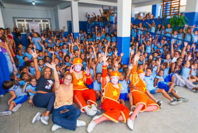 Alunos de escola municipal de Meriti assistem espetáculo circense