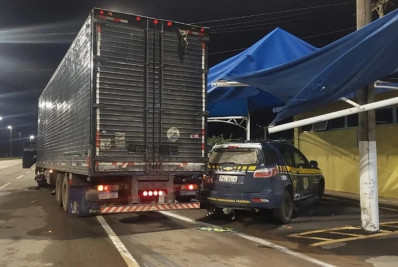 PF vai investigar motorista que jogou caminhão contra posto da PRF