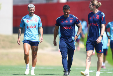 Flamengo se aproxima de renovação de Arrascaeta, mas futuro de Filipe Luís ainda é incerto