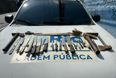 Agentes apreendem facas, machados e espada em ferro-velho no Engenho de Dentro