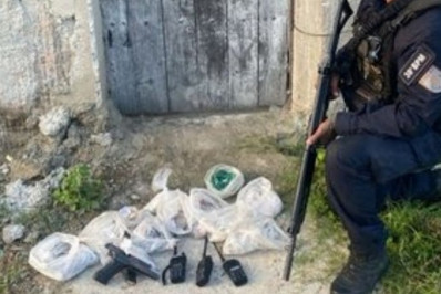 PM prende trio com drogas, munições e moto roubada em Belford Roxo