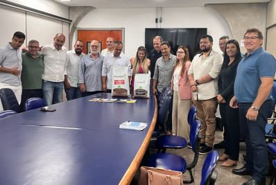 Em menos de três meses de mandato, prefeita chama 213 para a Educação