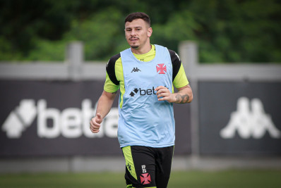 Hugo Moura deverá continuar recebendo oportunidades como zagueiro no Vasco