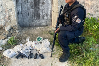 PM prende três traficantes com pistola, rádios, moto e drogas em Belford Roxo