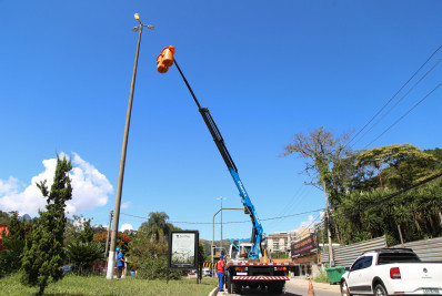 Luminárias de LED começam a ser instaladas na reta de Itaipava