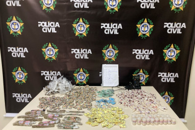 Polícia apreende drogas, rádio transmissor e caderno de contabilidade do tráfico em Japeri