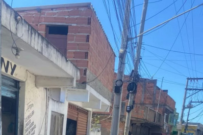 Operação de ordenamento no Jacaré desobstrui calçadas e remove veículos abandonados em Cabo Frio