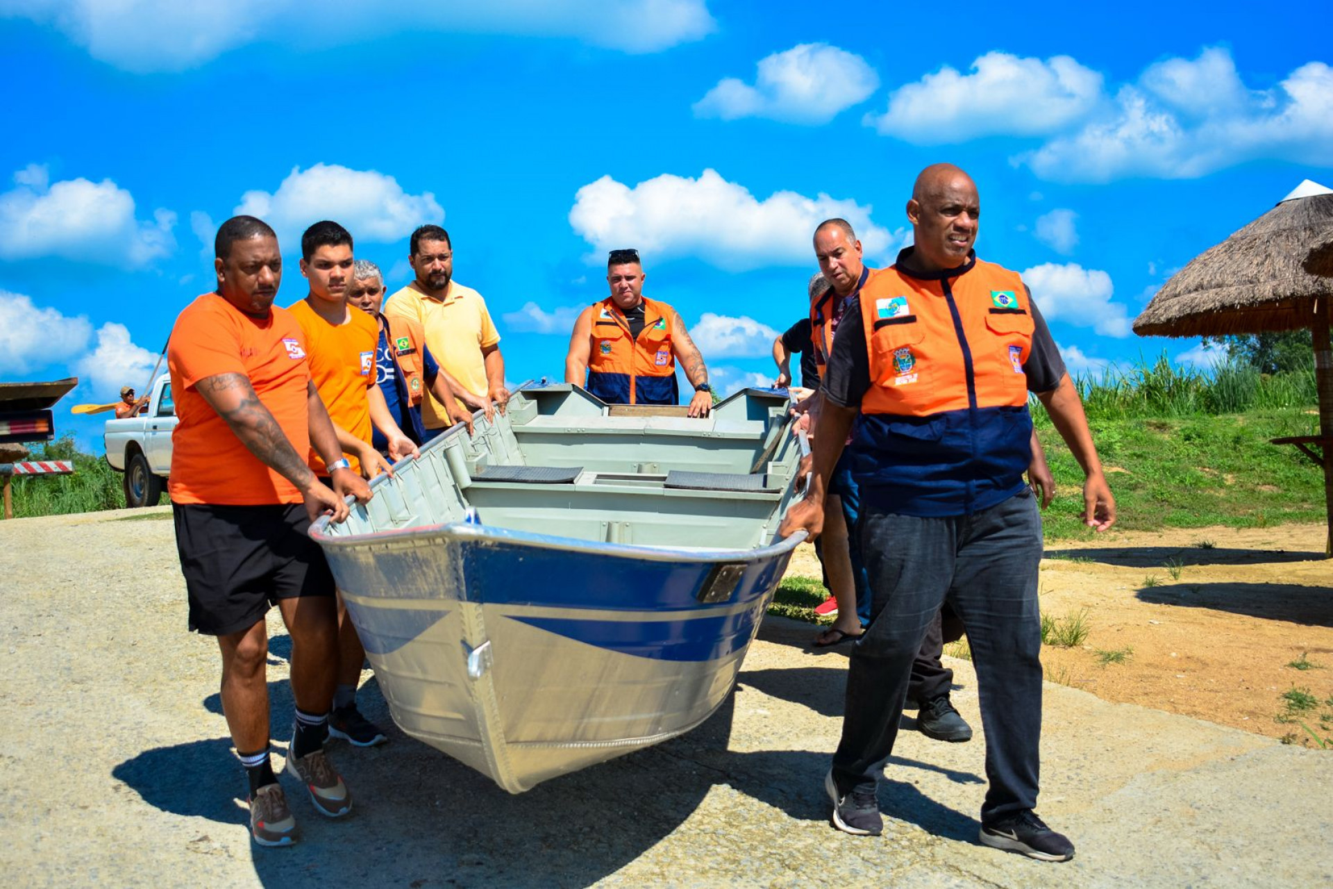 Agentes da Defesa Civil manejam um dos barcos usado no simulado - Erick Amaral / PMBR