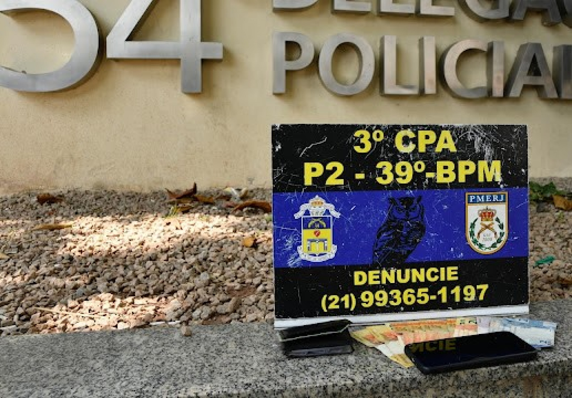 Dinheiro em esp&eacute;cie e celulares apreendidos com o miliciano Magrinho - Reprodu&ccedil;&atilde;o / 54&ordf; DP