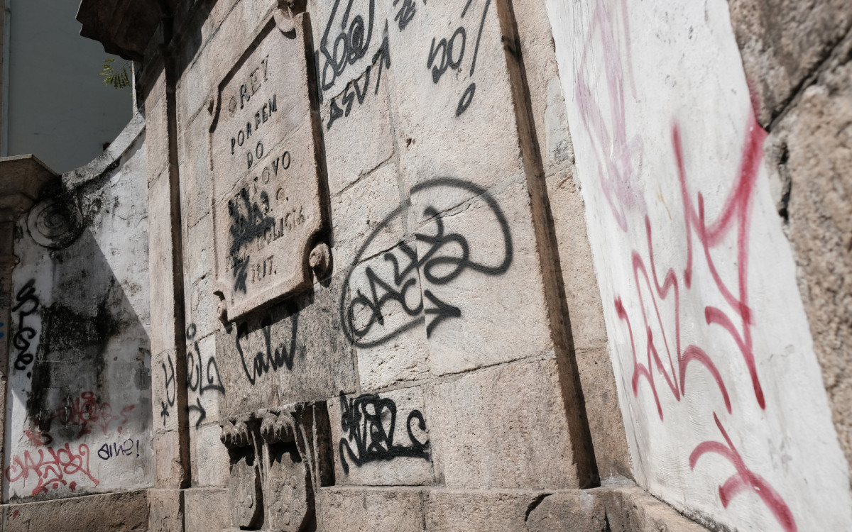 Moradores afirmam que o chafariz se tornou um ponto de vandalismo e insegurança - PEDRO TEIXEIRA/ AGENCIA O DIA                                                                                                                                                                                                                                  