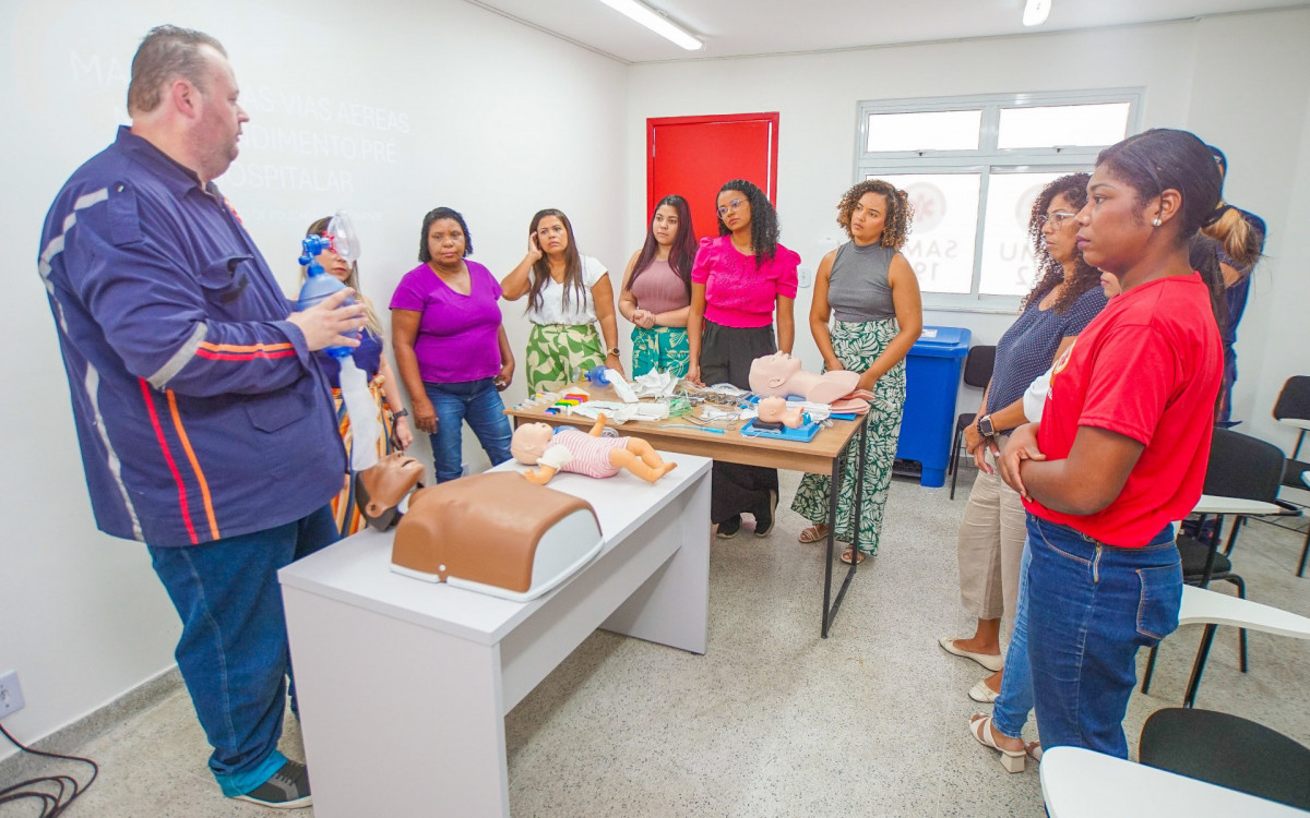 O gerente do Núcleo de Educação Permanente (NEP) do SAMU, Leandro Lima (esq), realizou a capacitação