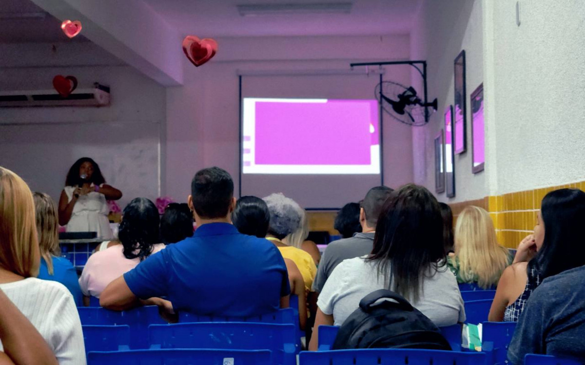 O objetivo da formação foi auxiliar os professores no enfrentamento das defasagens educacionais causadas pela pandemia de COVID-19 e idade-série