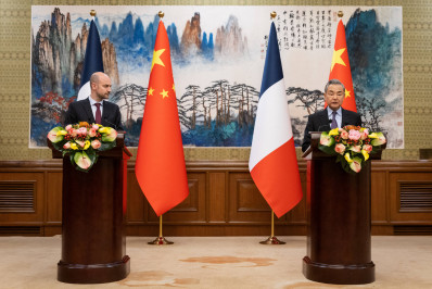 França pede a China para convencer Rússia a negociar com Ucrânia