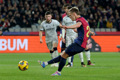 Barcelona bate o Osasuna em jogo adiado por morte de médico