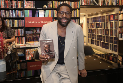 Lázaro Ramos lança livro em noite de autógrafos no Rio