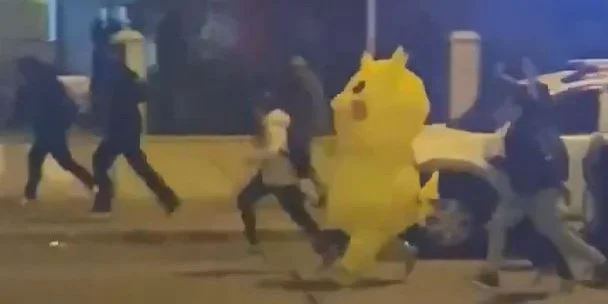 Manifestante fantasiado de Pikachu foge da polícia durante protesto na Turquia; Assista