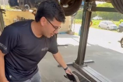 Oficina de Araruama compra carro elétrico em leilão e encontra bloco de concreto no lugar da bateria