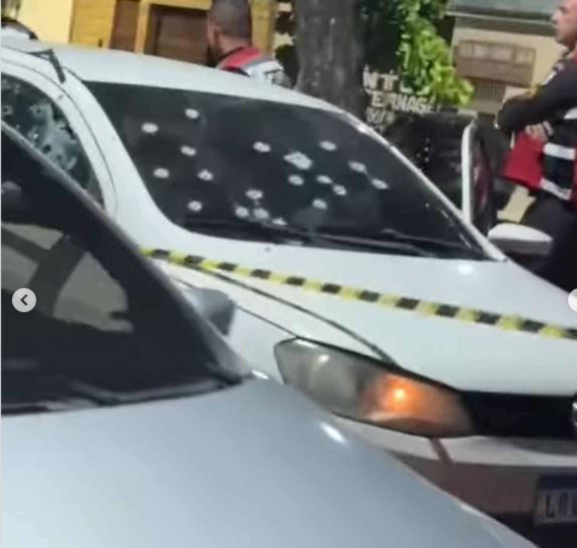 O veículo de José Carlos ficou com diversas marcas de tiros após ataque em Bangu - Rede Social