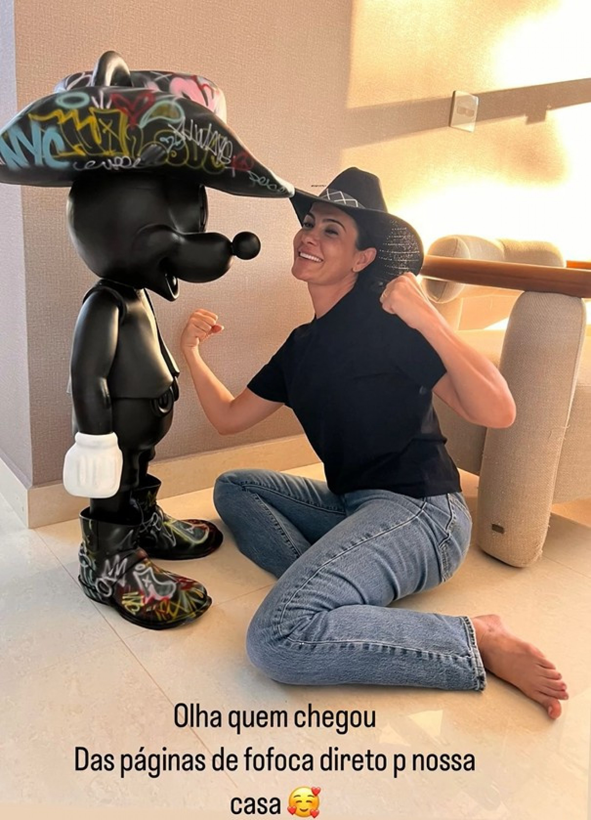 Mãe de Ana Castela posa ao lado do presente de Jon Vlogs para a filha - Reprodução / Instagram