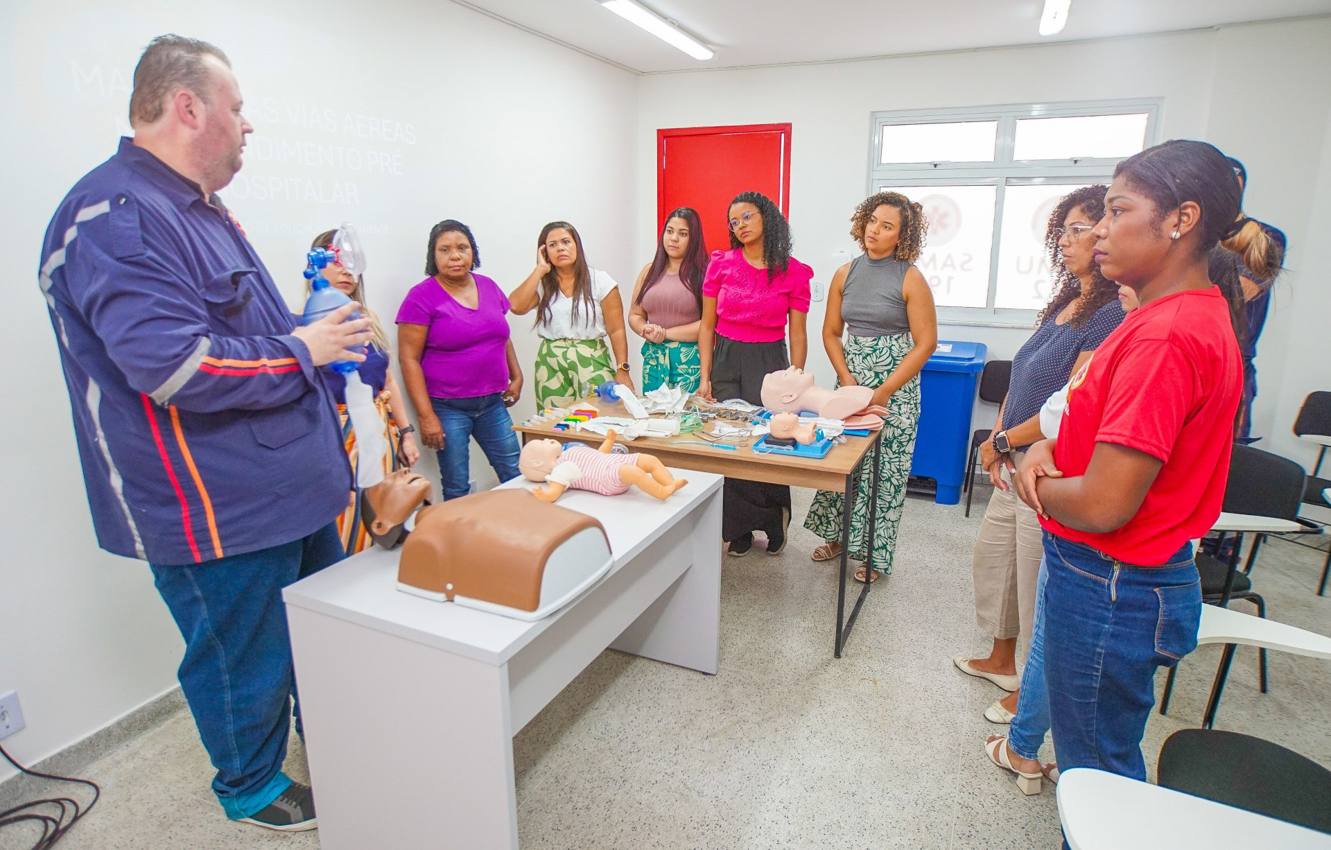 O gerente do N&uacute;cleo de Educa&ccedil;&atilde;o Permanente (NEP) do SAMU, Leandro Lima (esq), realizou a capacita&ccedil;&atilde;o - Gilberto Rocha