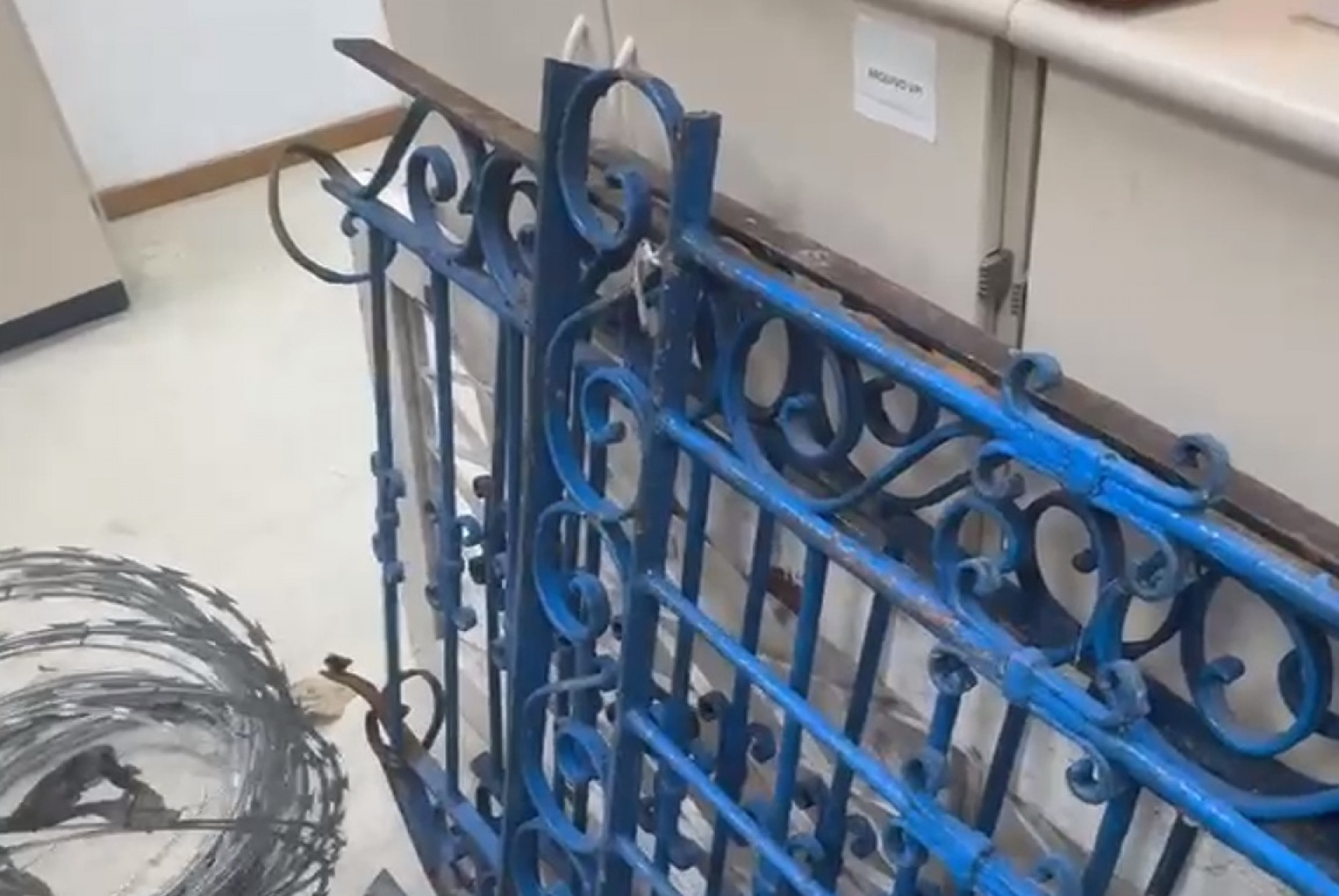 Pedaços de portão e concertina apreendidos - Reprodução