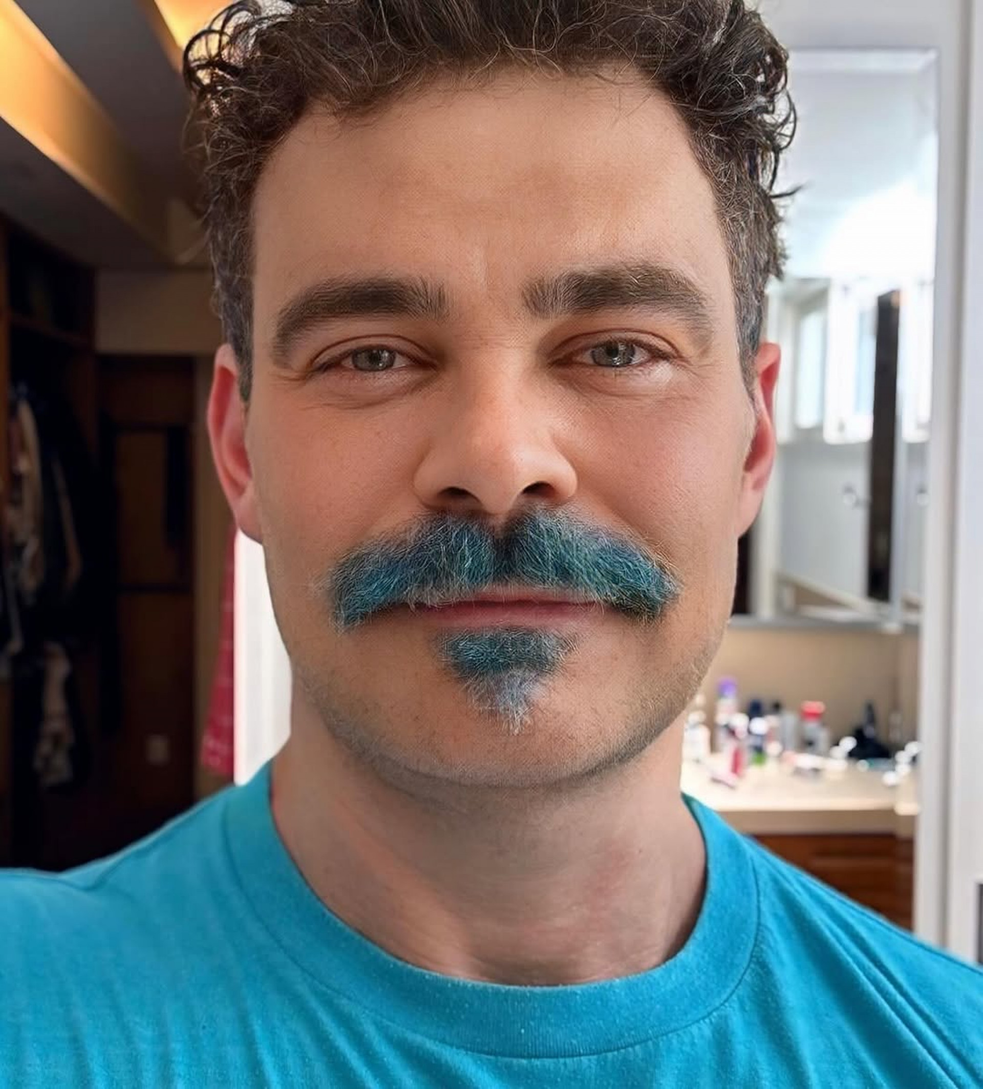 Ator debocho de internauta que insinuou que a Globo fez ele assumir sua sexualidade
