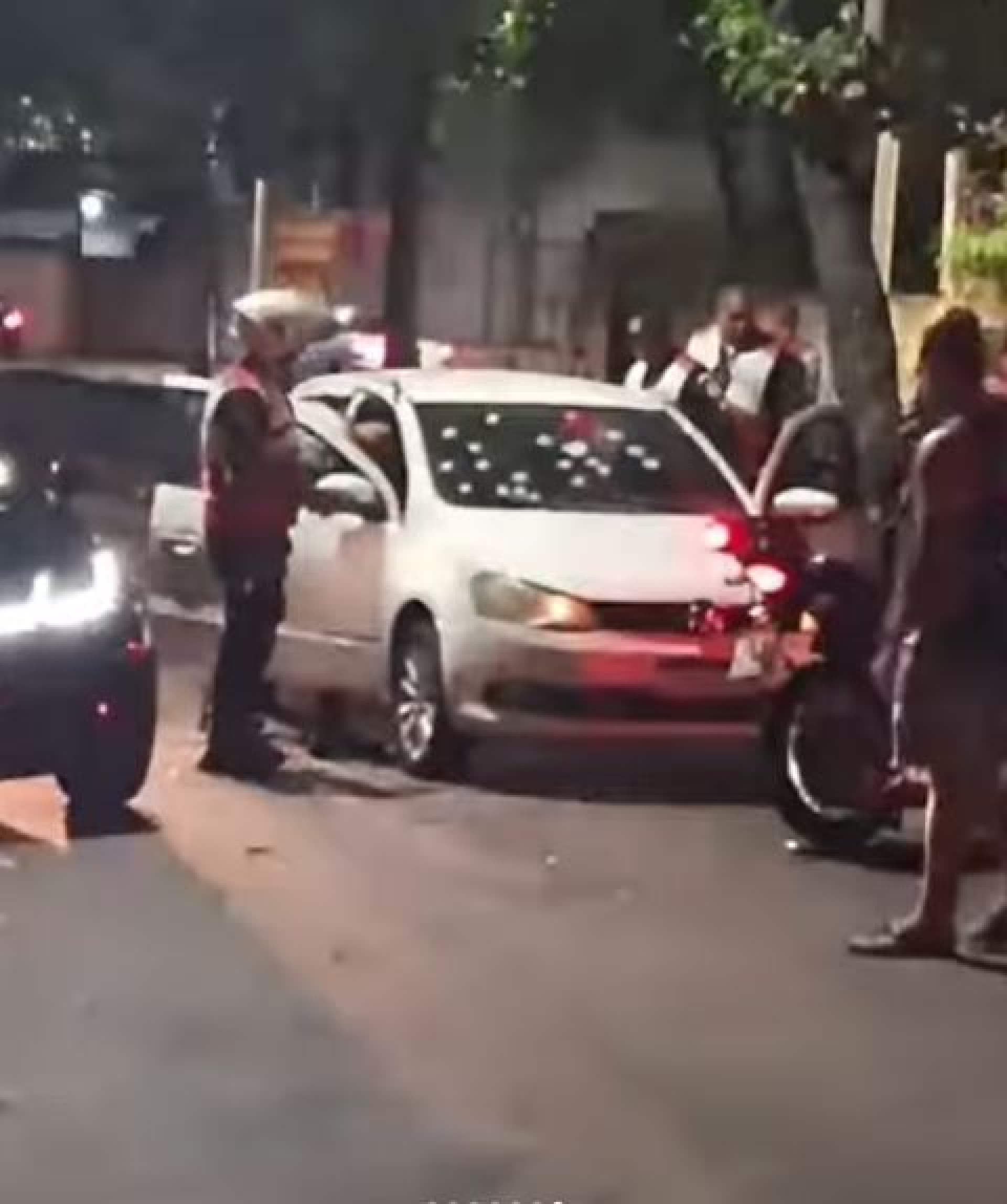 O veículo de José Carlos ficou com diversas marcas de tiros após ataque em Bangu - Ana Fernanda Freire