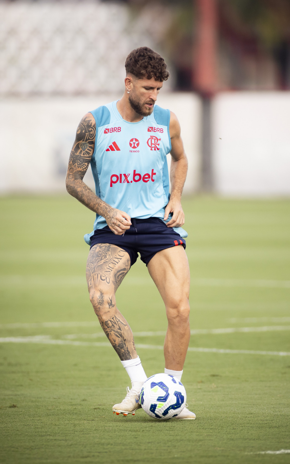 L&eacute;o Pereira em treino do Flamengo - Adriano Fontes/Flamengo