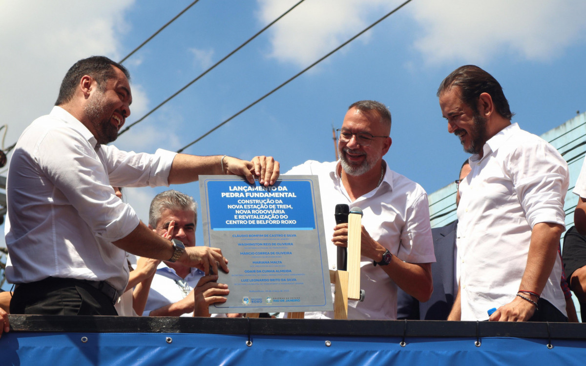 Observados por Antonio Rueda (à direita), Cláudio castro e Márcio Canella anunciam as obras