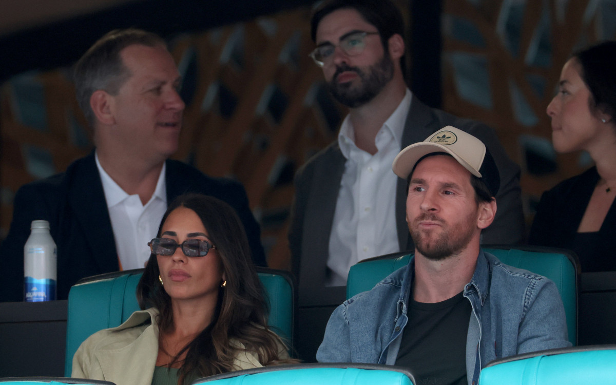 Lionel Messi e Antonela Rocuzzo, sua esposa, nas arquibancadas do Hard Rock Stadium