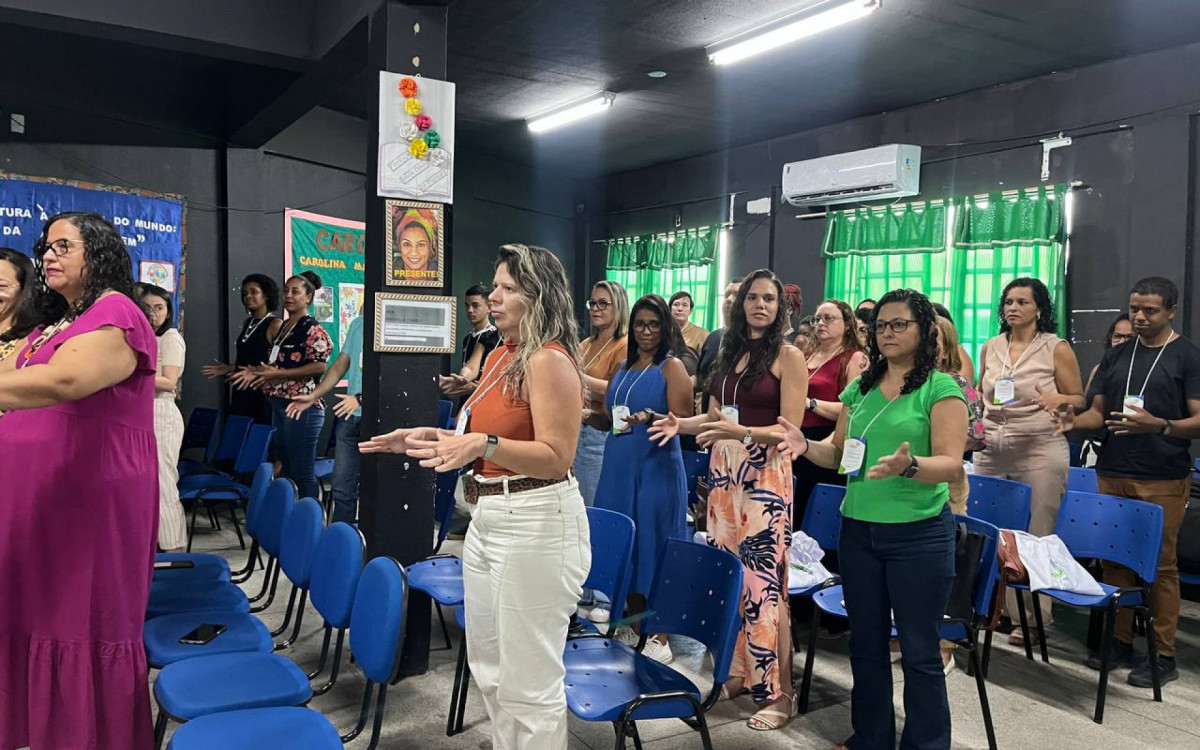 O curso conta com cerca de 40 profissionais matriculados, incluindo professores das salas de recursos e os que atuam no CMAE