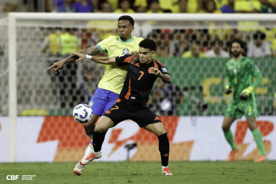 Zagueiro da Seleção acompanha título do Corinthians no meio da torcida