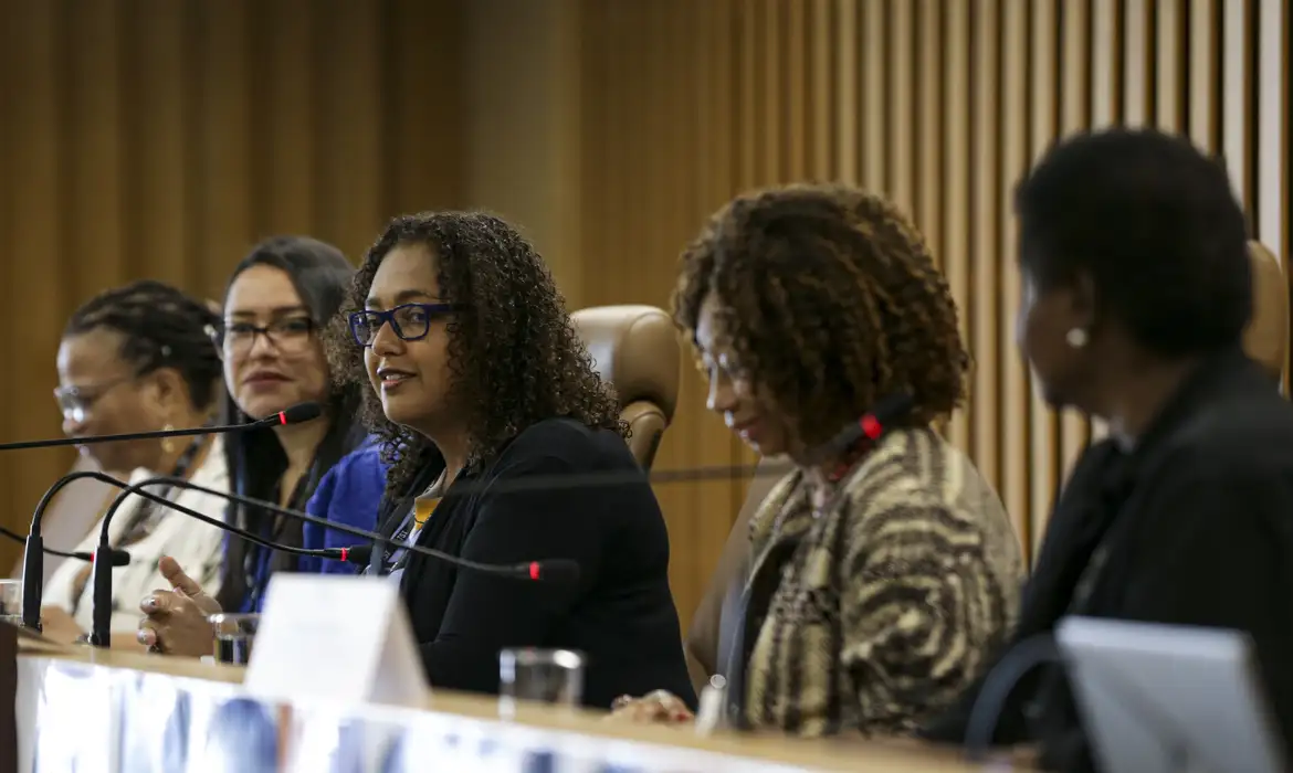 Negros em cargos do Executivo têm origem popular e alta qualificação, aponta pesquisa