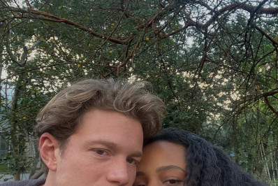 Protagonistas da novela 'Garota do Momento', Duda Santos e Pedro Novaes posam para cliques