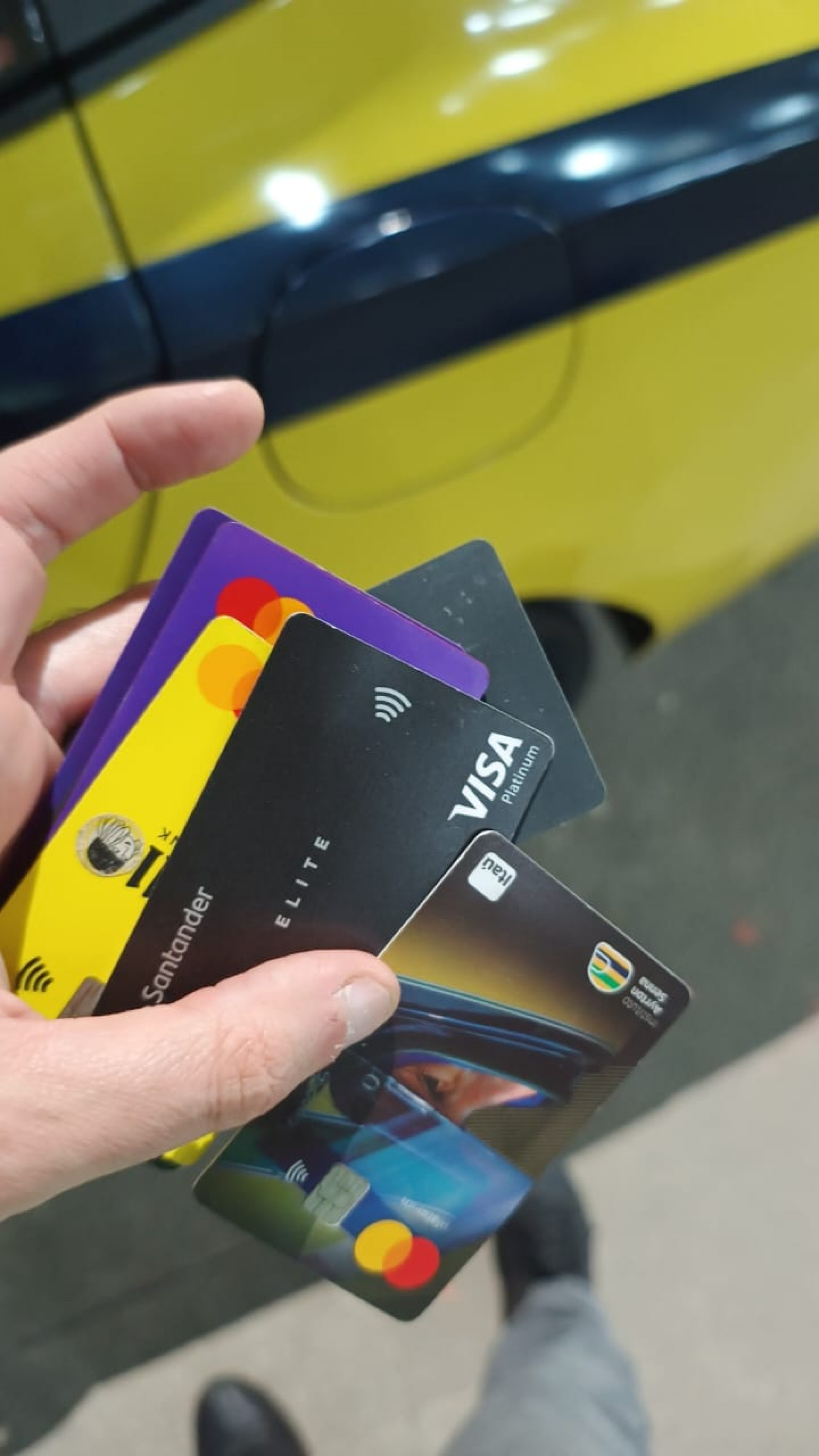 Cartões apreendidos com o taxista preso por golpe na Zona Sul - Divulgação