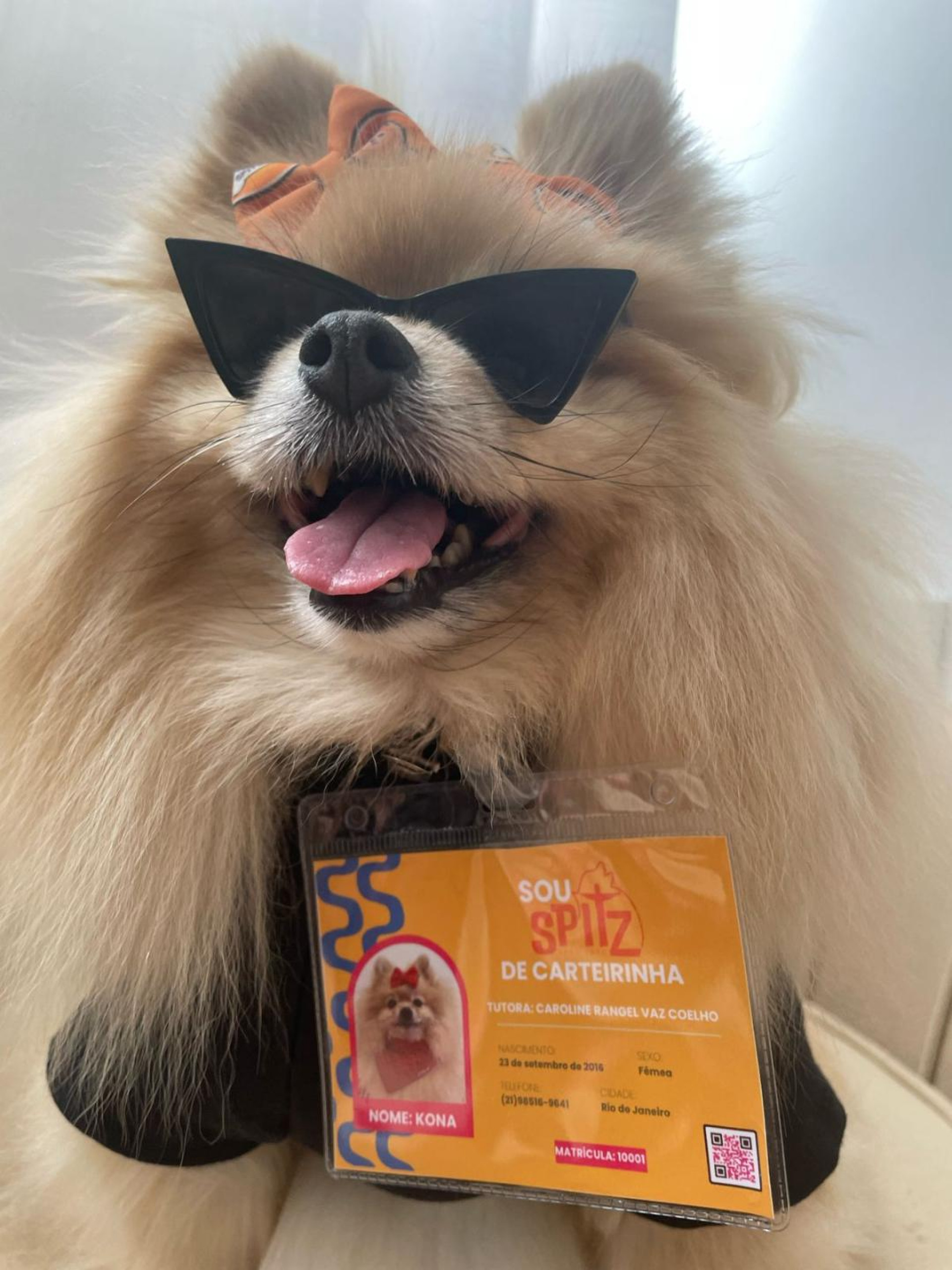 Kona esbanja charme, de óculos escuros