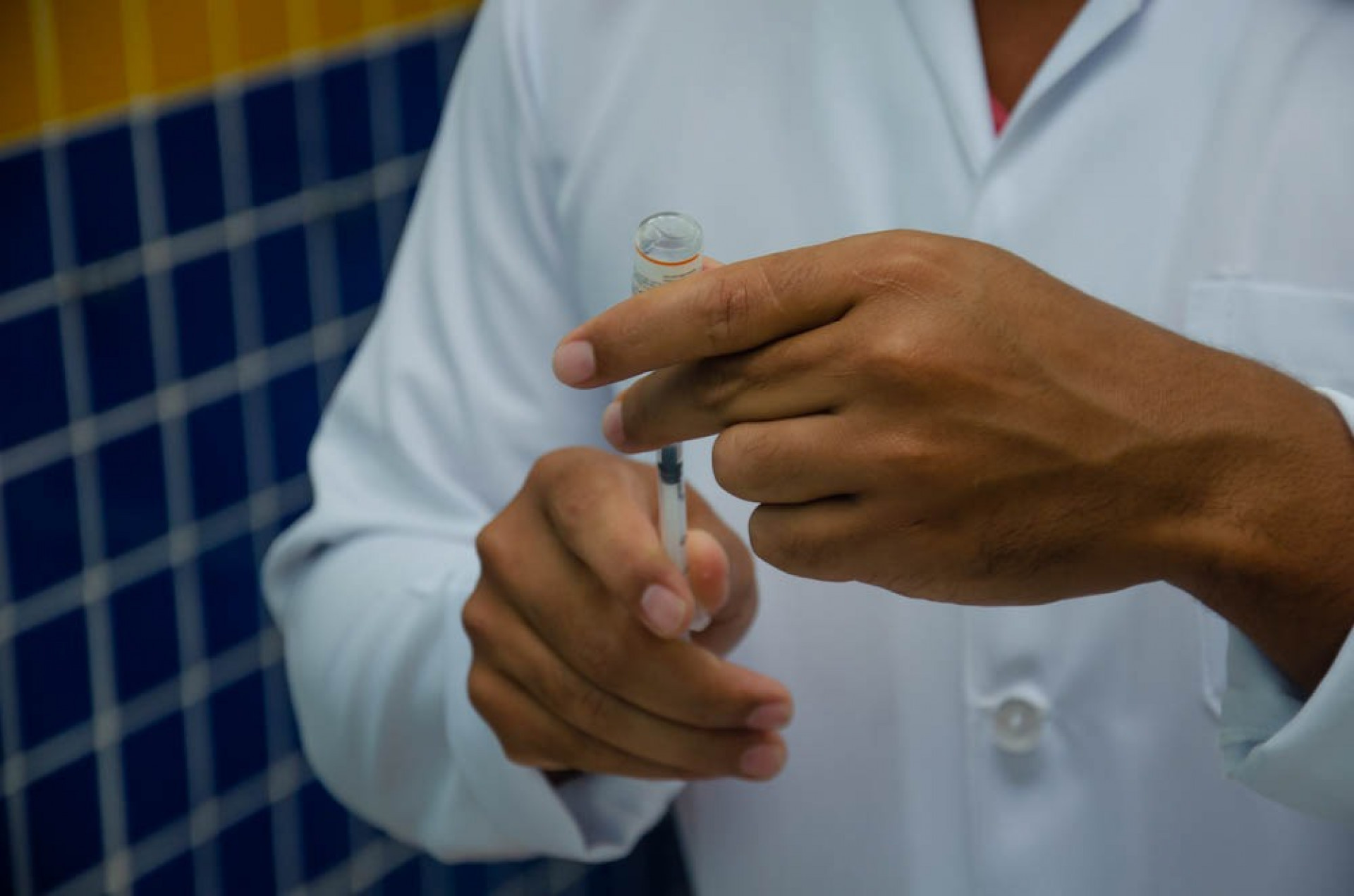 A vacina tr&iacute;plice viral protege contra sarampo, caxumba e rub&eacute;ola, doen&ccedil;as que ainda representam riscos &agrave; sa&uacute;de p&uacute;blica - Divulga&ccedil;&atilde;o / PMJ